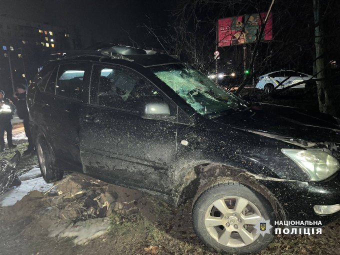 Новини Харкова: Lexus RX зіштовхнувся з деревом